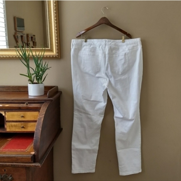 Torrid White Denim Distressed Boyfriend Jeans Size 22 - Picture 4 of 8